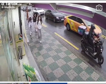 대놓고 우산 훔치는 여학생